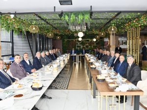 Vali Akbıyık, muhtarlarla yemekte bir araya geldi