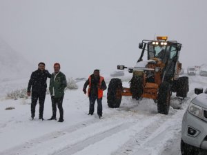 Bahçesaray yolunda mahsur kalanlar kurtarıldı