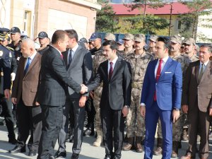 Hakkari'de çelenk sunma töreni