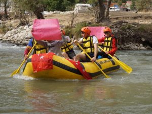 Cumhuriyet Bayramı rafting ile kutlandı
