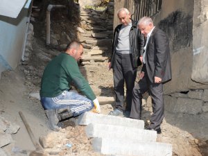 Özbek verdiği sözü tuttu, merdiven yapımına başladı