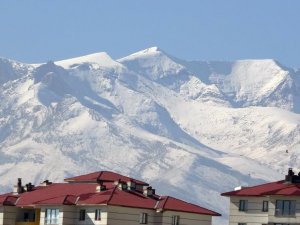 Yüksekova’nın yüksek kesimleri beyaza büründü