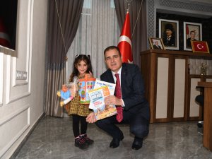 Vali Akbıyık, küçük hayranı Arven'i makamında ağırladı
