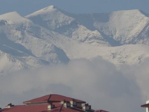 Karlı dağlarla birleşen bulutlar hayran bıraktı