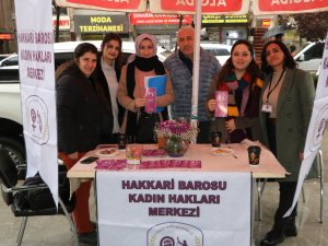 Hakkari Barosu Kadın Hakları Merkezi broşür dağıttı