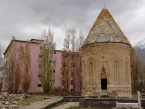 700 yıllık tarihi yapının silueti