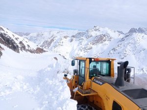 Hakkari'de 4 metreyi geçen kar tünelleri açılıyor