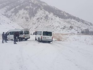 Şemdinli karayolunda 20’e yakın araç mahsur kaldı