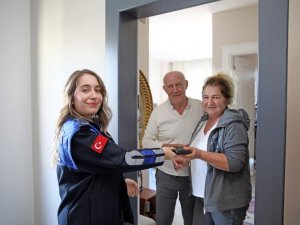 Zabıta kayıp eşyaları sahiplerine teslim ediyor