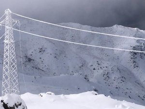 Üs bölgelerde elektrik direkleri buz tuttu