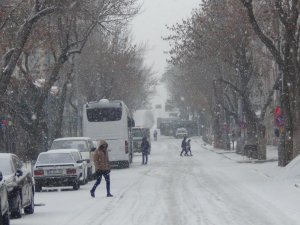 Kars’ta beklenen kar yağdı