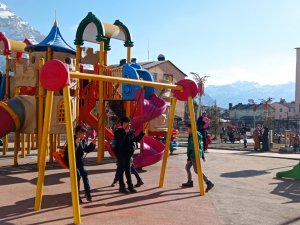 Hakkarililer Ocak ayında güneşin tadını çıkardı