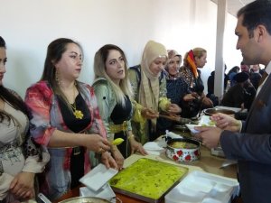 Kadınlar fistan giyip yöresel yemek yaptı