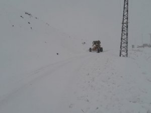 Şemdinli'de 49 yerleşim yerinin yolu ulaşıma kapandı