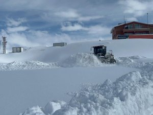 Hakkari'de 15 köy ve 50 mezra yolu kapandı