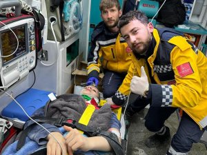 Hakkari UMKE ekibi kurtarmaya devam ediyor