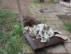 kanalizasyondan 10 bin dolar çıktı