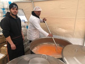 Hakkari ekibinden depremzedelere yemek hizmeti