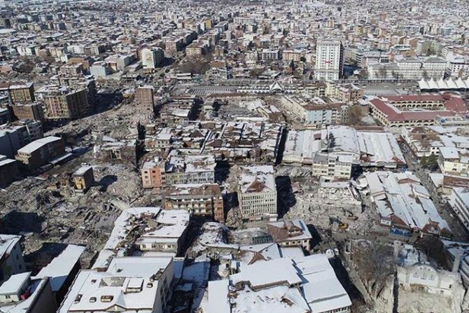 Anne ve çocukları 228 saat sonra sağ kurtarıldı
