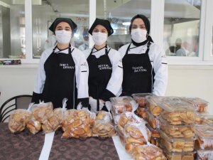 Öğrenciler depremzedeler için mutfağa girdi