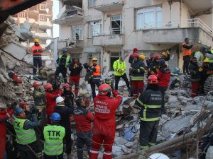 Enkazdan çıktı, itfaiyeci olup enkaza koştu
