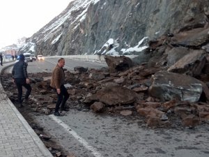 Hakkari karayoluna dev kayalar düştü
