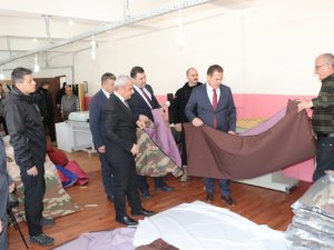 Hakkari’de, depremzedeler için uyku tulumu Üretiliyor