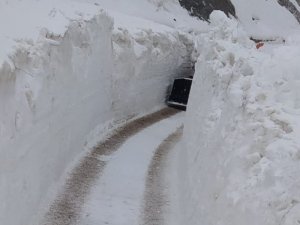 İş makineleri kar tünellerinden geçti