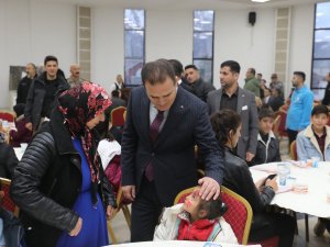 Vali Akbıyık ailelerle yemekte bir araya geldi