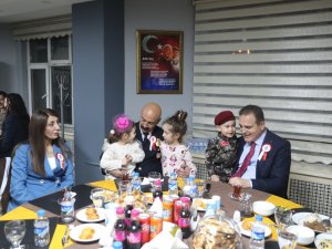 Vali Akbıyık, polislerle iftar yaptı