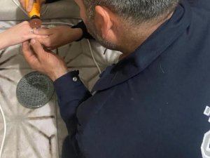Kadının parmağına sıkışan yüzüğü itfaiye çıkarttı