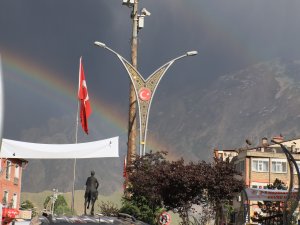 Sümbül Dağı ile bütünleşen Gök Kuşağı güzelliği