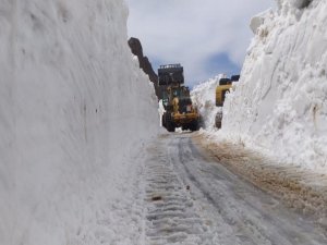 3 metreyi bulan karda yol açma çalışması