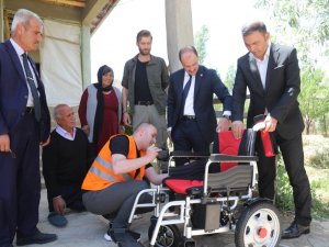 Engelli vatandaşın akülü sandalye sevinci