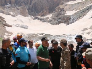 Vali Akbıyık, Cilo Buzul 'da incelemelerde bulundu