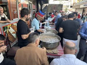 Hayırsever vatandaş aşure dağıttı