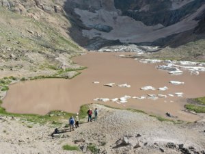 Hakkari'deki buzul dağları erimeye devam ediyor