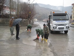 HAKKARİ DE TIKANAN LOGARLAR AÇILDI