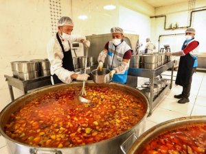3 bin 300 kişiye 3 çeşit sıcak yemek dağıtımı