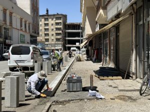 Yüksekova'da kaldırım çalışmaları sürüyor