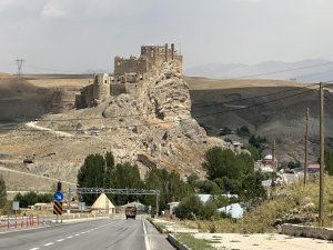 Hoşap Kalesi’nde restorasyon çalışmaları