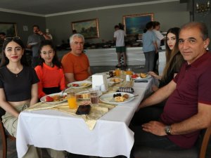 İranlı turistler yaz tatillerini Van'da geçirdi
