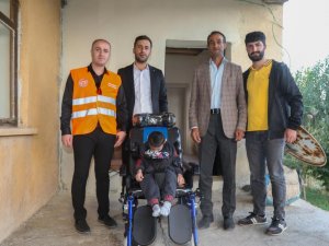 Minik Serdar tekerlekli sandalyesine kavuştu