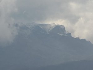 Yüksekova'ya mevsimin ilk karı düştü