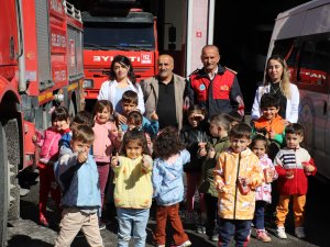 Hakkari'de minik öğrencilere itfaiye tanıtıldı