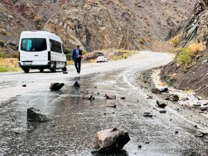 Yüksekova-Van kara yoluna kaya düştü
