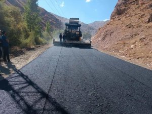 İran’ın sınırında köylerin yolları asfaltlanıyor