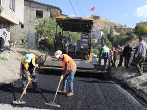 Hakkari'de asfalt çalışması devam ediyor