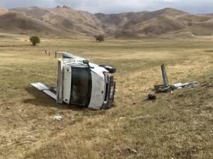 Yüksekova'da Kamyonet takla attı: 3 yaralı