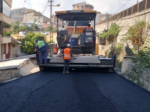 Hakkari’de asfalt mesaisi devam ediyor